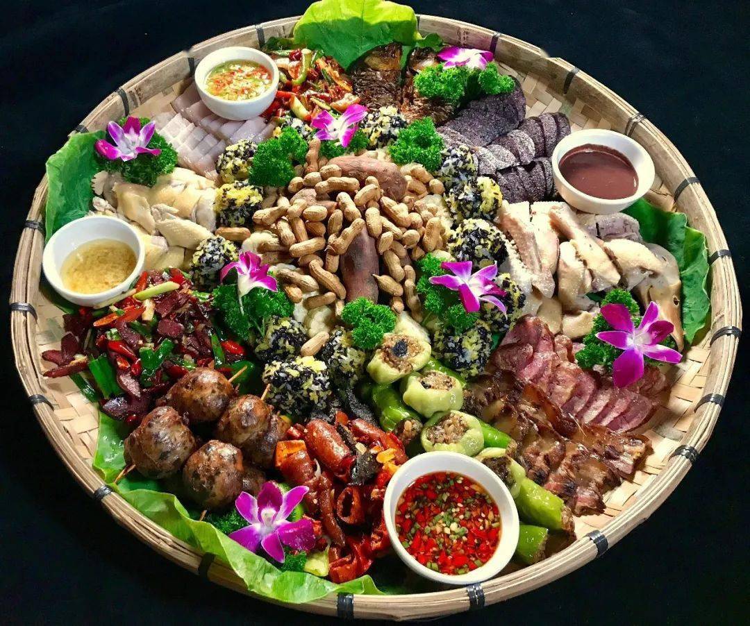 看鼓楼对歌,芦笙踩堂等苗族风情表演,参加苗族杀猪宴,品尝苗族美食