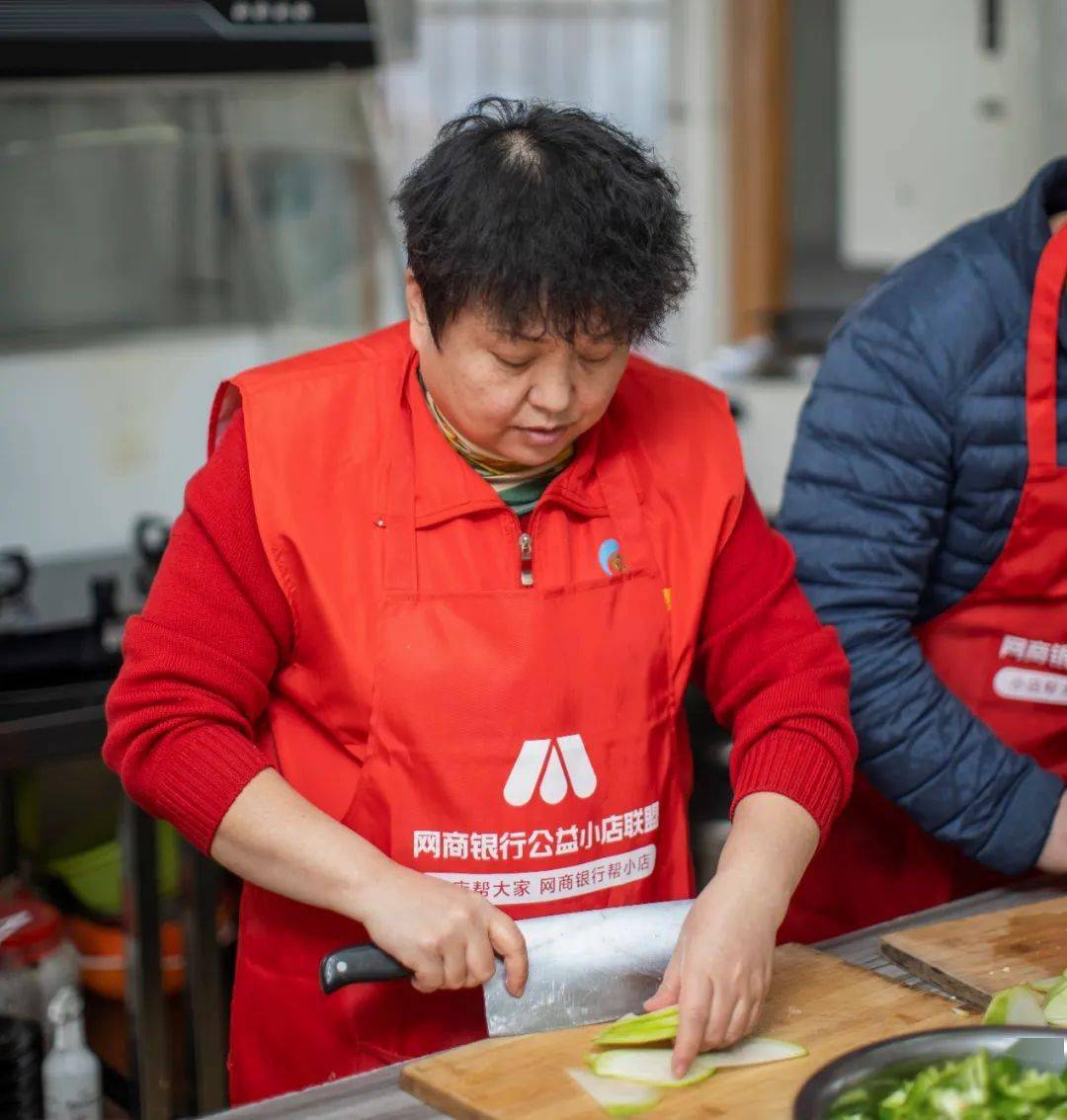 蹲守西安醫院門口的女店主刷屏,背後真相讓人淚奔……_小店_媽媽_公益