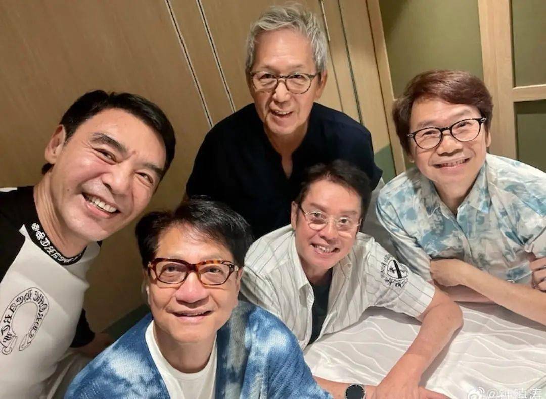 香港明星亲民天花板!知名男星在车上看见粉丝,下车主动要求合照_钟镇