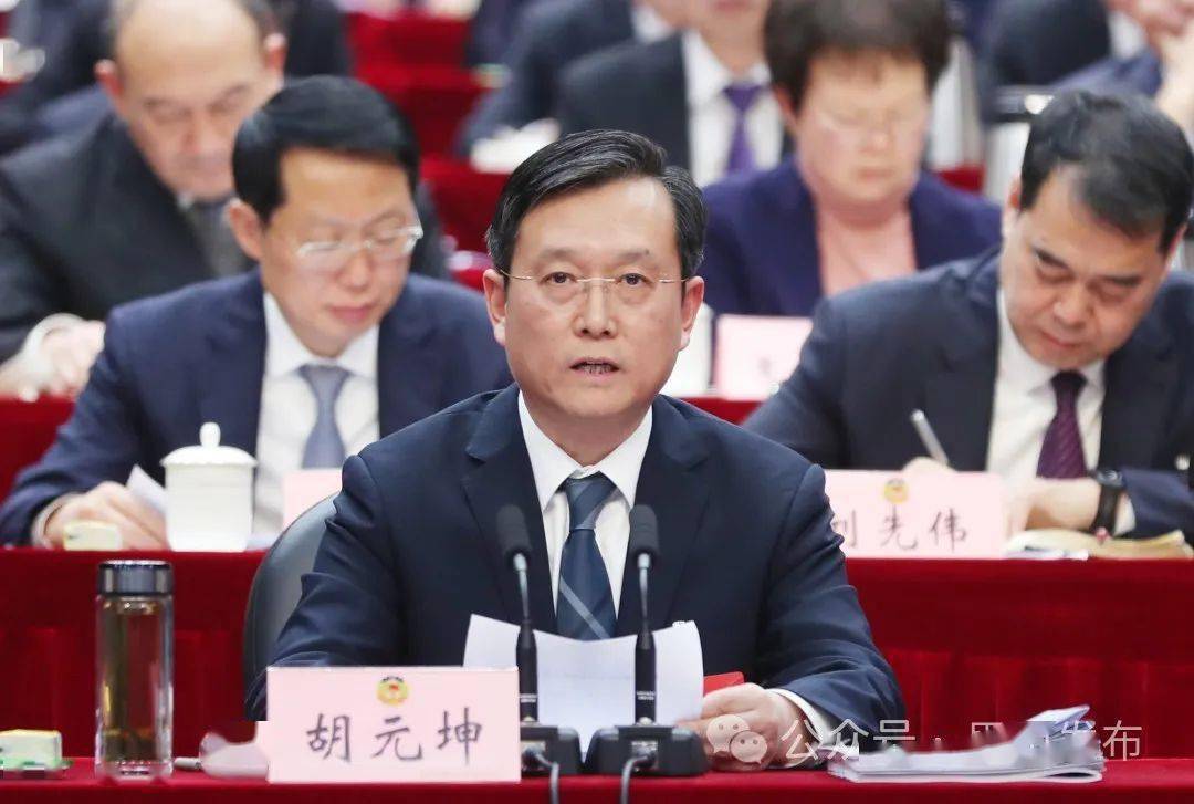 雷同丨摄黄剑东作政协常委会工作报告 熊英主持 刘友洪作提案工作情况