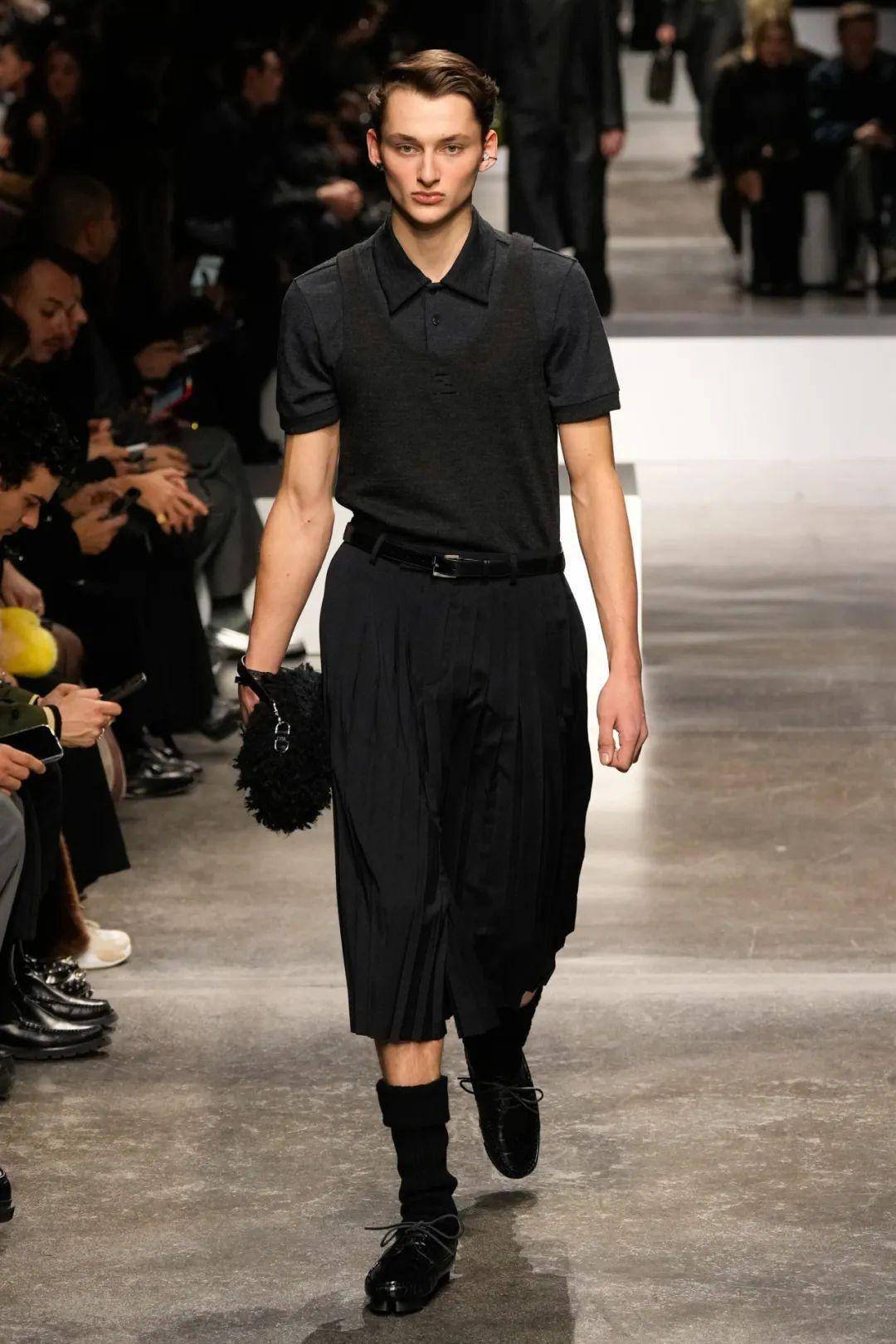 谁说穿裤裙的男生不时髦?fendi第一个不服