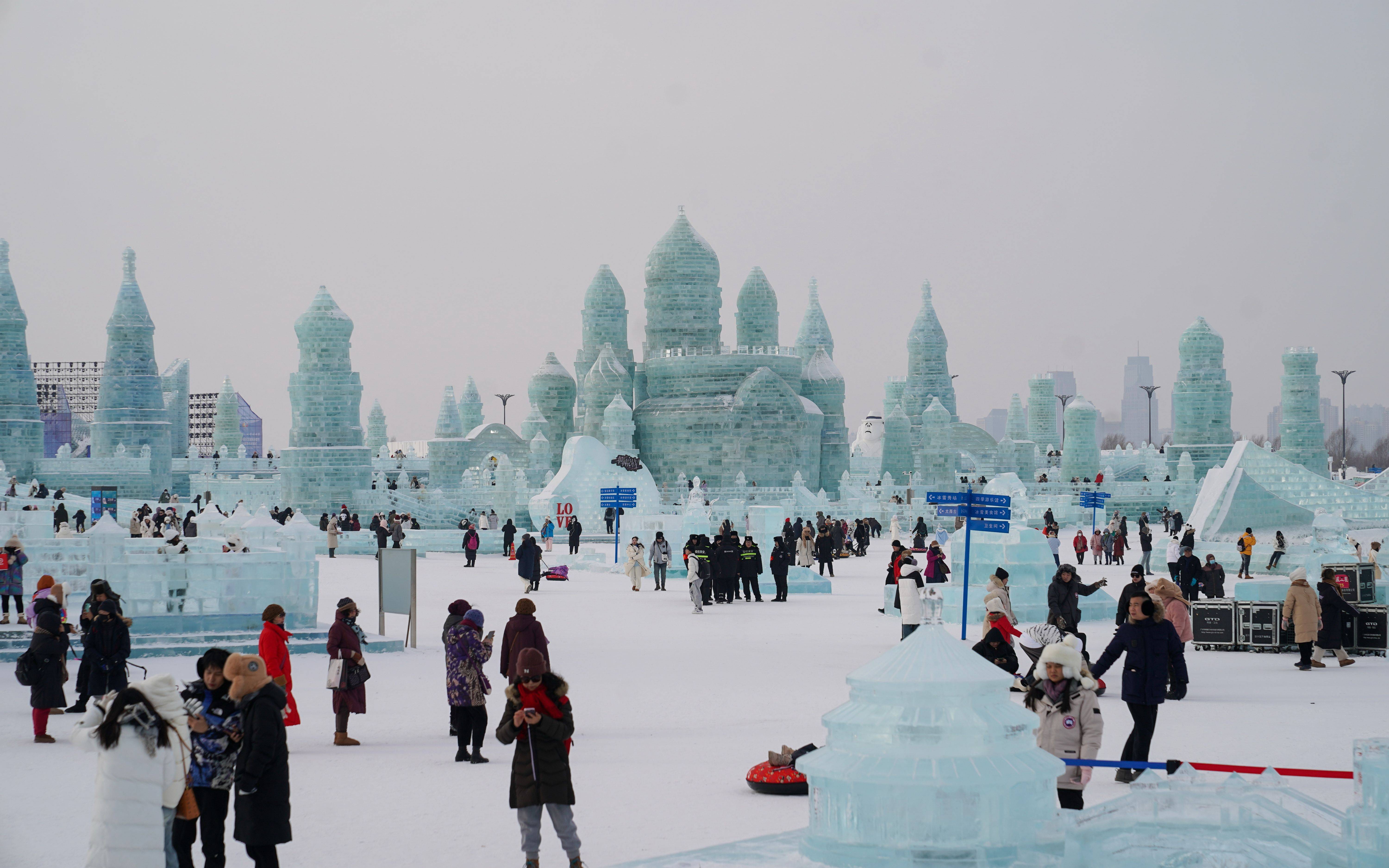 1月4日,哈尔滨冰雪大世界,游客观看冰雕.