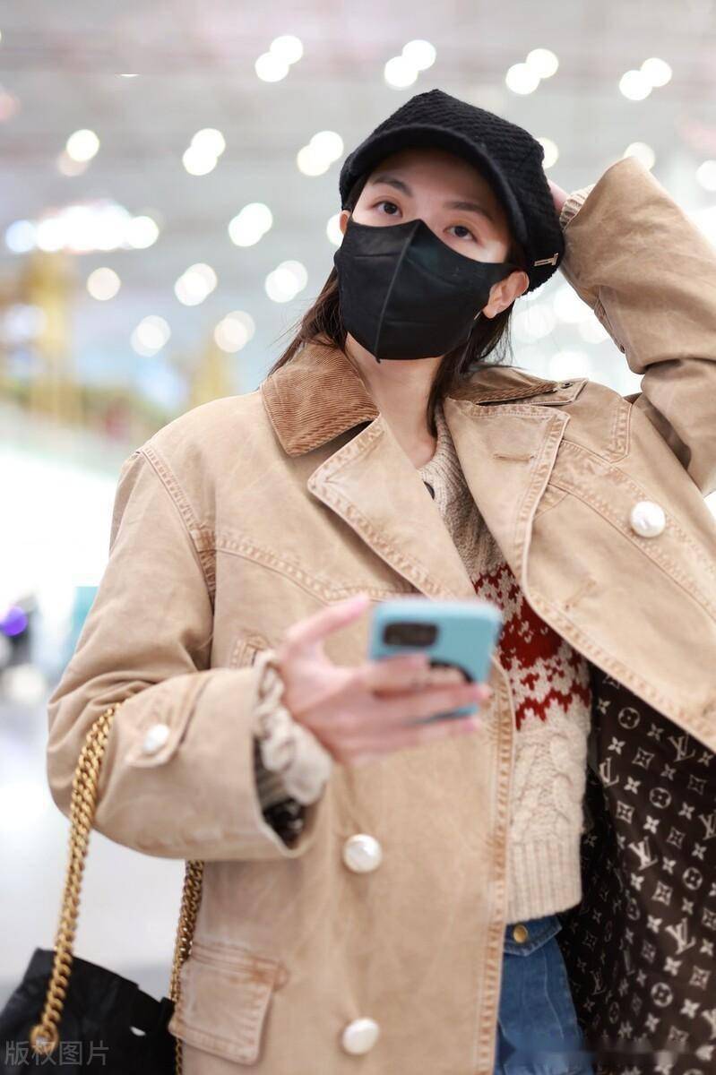 街拍:钟楚曦棕色排扣短大衣 牛仔半裙 麂皮短靴帅气带感_外套_绵羊毛