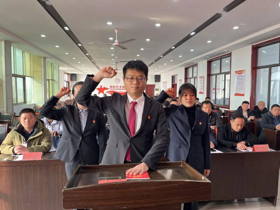 大谢集镇第十四届人民代表大会第二次会议选举黄杰,李娟,孙艳红为镇