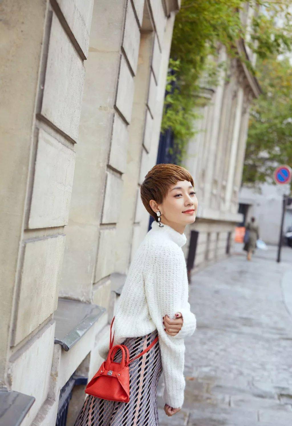 何穗这套也太仙气了吧,塞起一点点奶黄色的毛衣,腿看起来更加修长了!