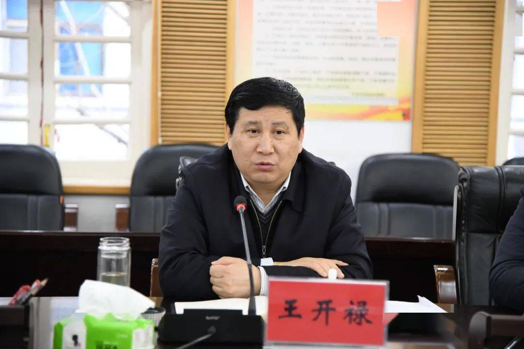 铜仁地区行署办农业科科长,常务科科长,副秘书长;挂职沿河县委副书记