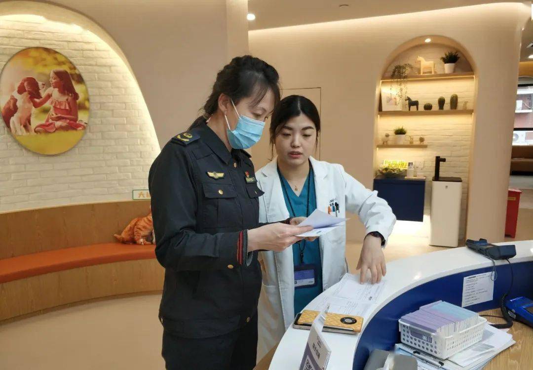 执法人员依据《兽医处方格式及应用规范》中的规定,按照对动物诊疗
