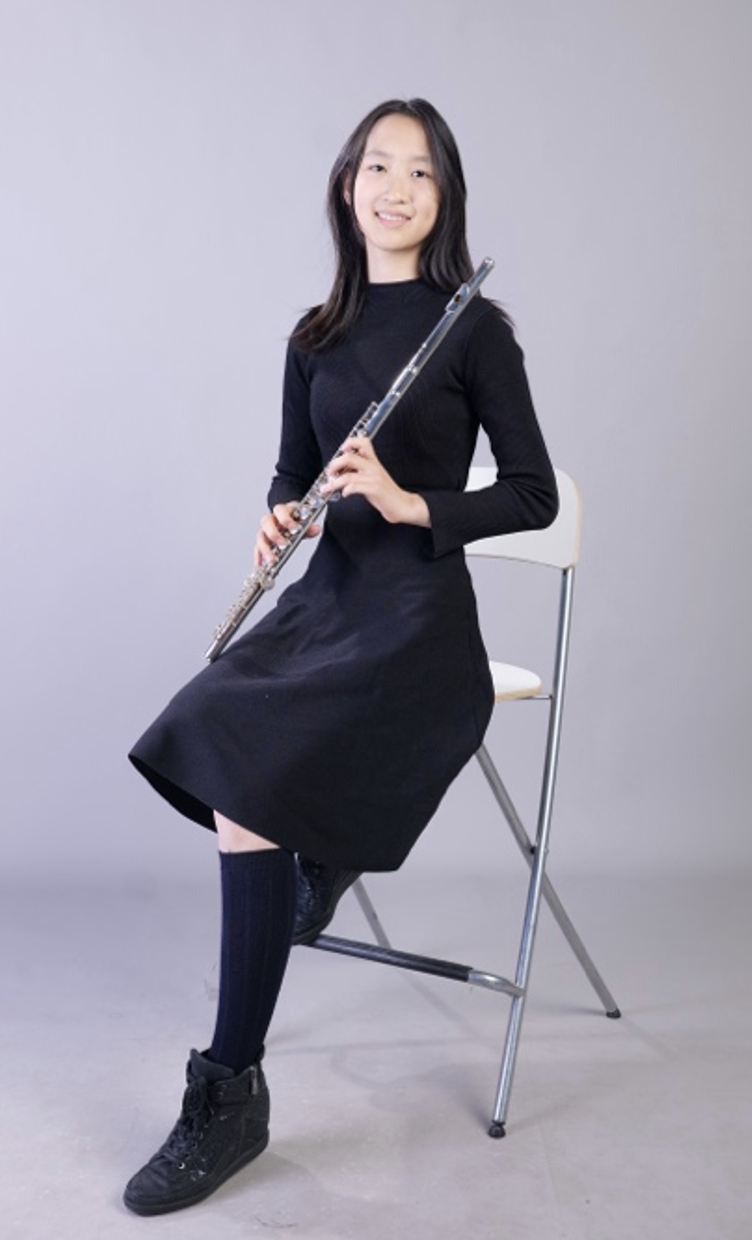 高中部2021级学生,2019年加入青岛中学爱乐乐团长笛手曾嘉一然而,世上