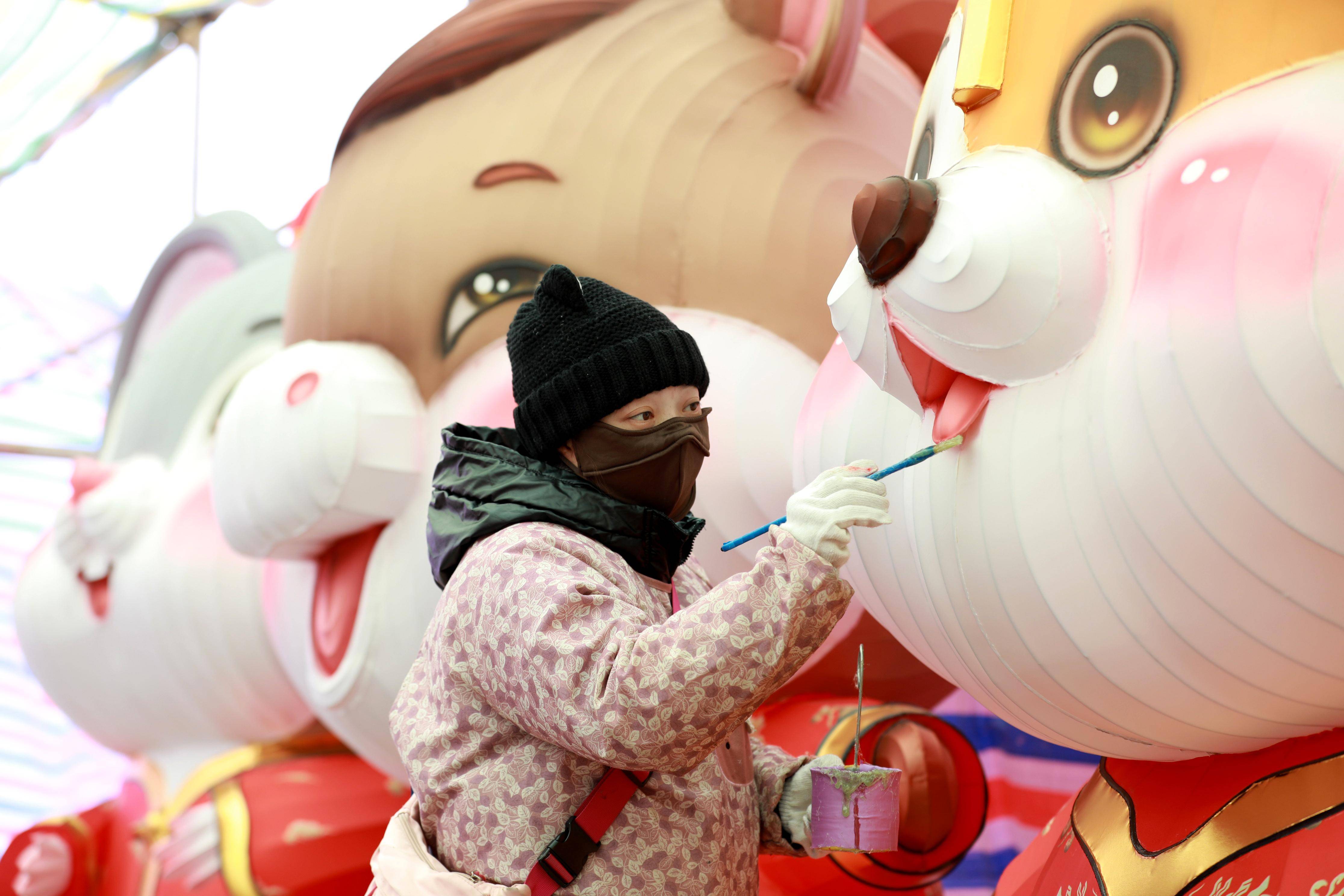 新华社发(万震摄)1月16日,江苏省镇江句容市葛村中心小学学生在表演