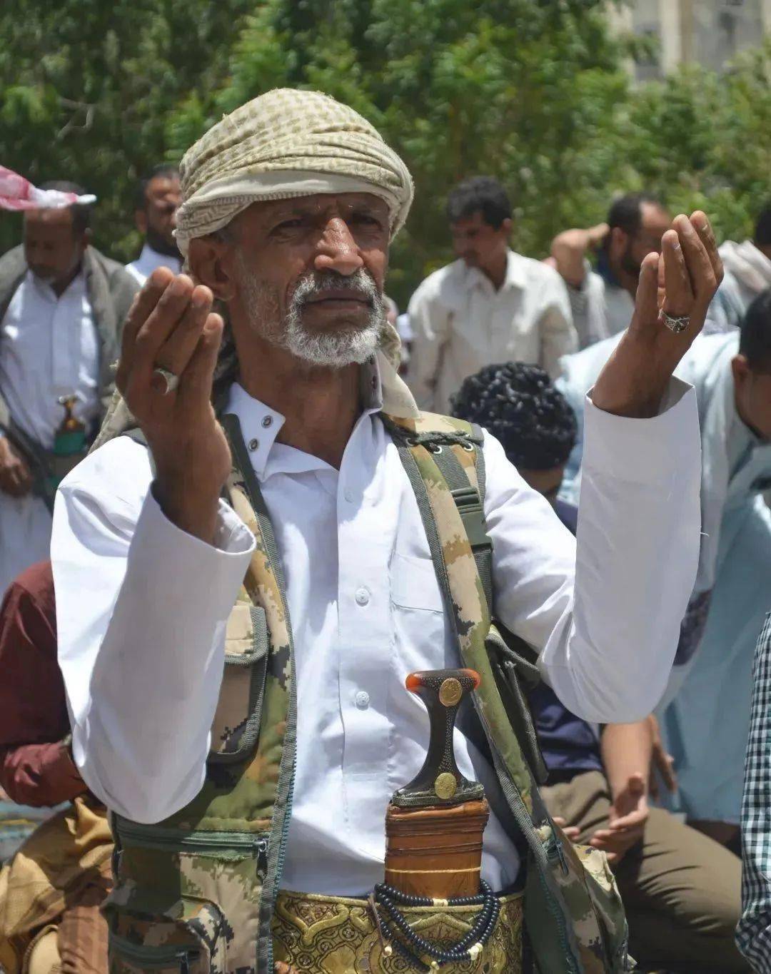 也门成年男人每逢婚宴或其他一些重要的喜庆场合,就会挥起腰刀,有的