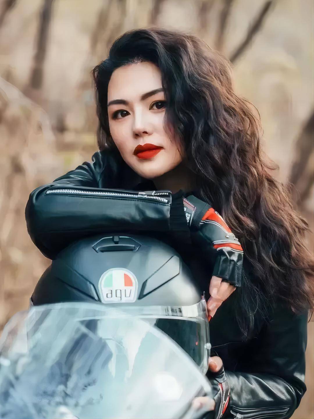 文君鹛的详细职业经历在原文中未提及,但她在鲁甸县的文化和旅游事业