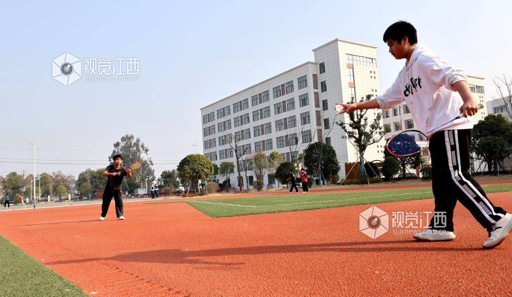 2024年1月17日,江西省吉安市峡江县实验中学的学生在练习羽毛球