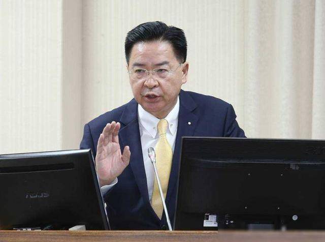 刚与吴钊燮见面的危地马拉总统,位子也不稳了_外交_台湾_问题