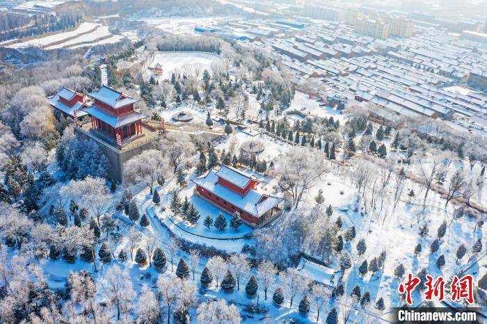 随着2024年第一场雪和冷空气过境,山西省左权县祝融公园出现美丽的