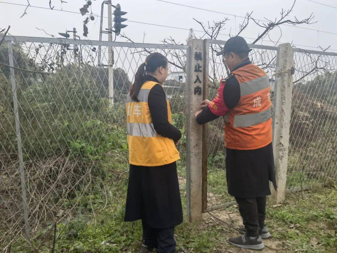 積極動員鐵路沿線廣大居民群眾等社會力量參與鐵路護路聯防工作,形成