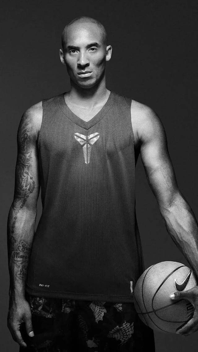 科比·布莱恩特的一生充满了传奇色彩,他用他的才华和毅力书写了一段