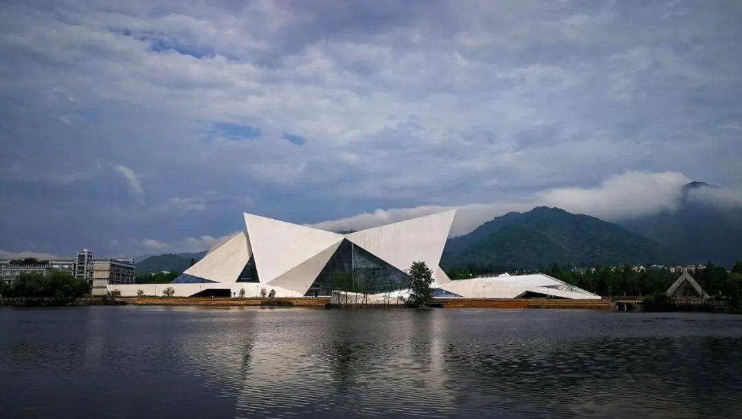 【最新资讯】浙江科技大学(小和山)学生文化中心,山水间的建筑天际线(