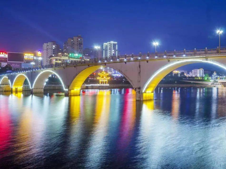 一河两岸美丽的夜景在月下欣赏一河两岸旁就会有许多散步的人吃完饭