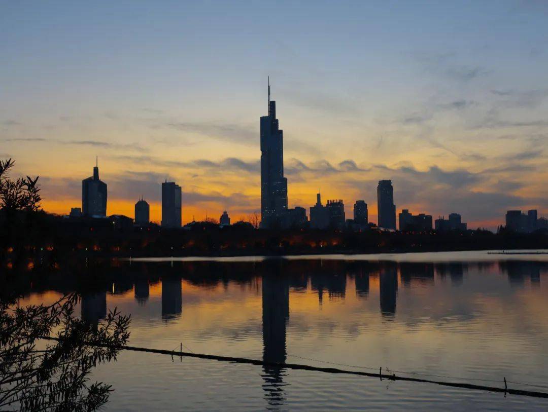 琥珀色黄昏像糖在很美的远方_天空_余晖_大地