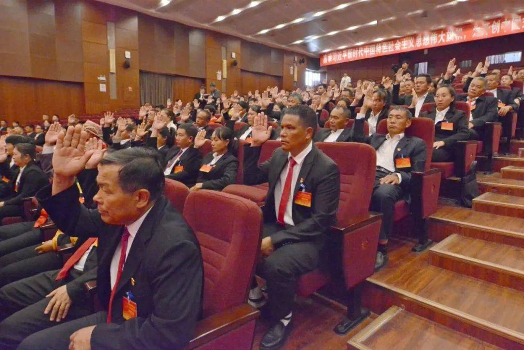 杨建忠在县十八届人大四次会议闭幕会上强调:坚定信心 同心同德 埋头