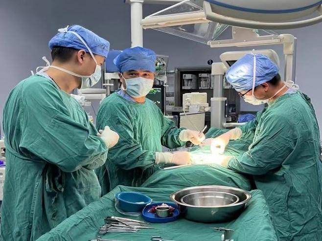 宝宝出生时阴囊长了个"鸡蛋",多学科"拆弹专家"出动护他安康_手术室
