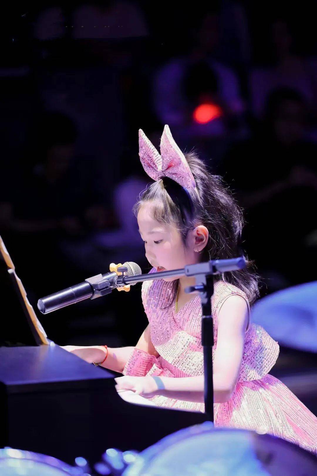 《如愿》作为该ep的主打歌,通过王菲的深情演绎,传达了中国人在亲情