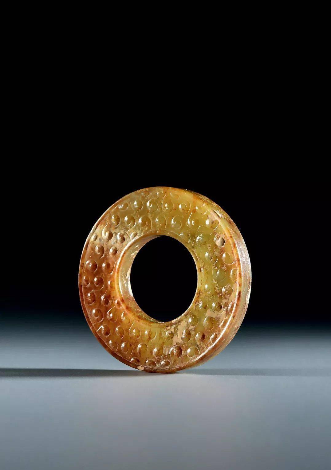 9cm成交价rmb:224000元182明 黄玉人龙纹玉璜成交价rmb:50