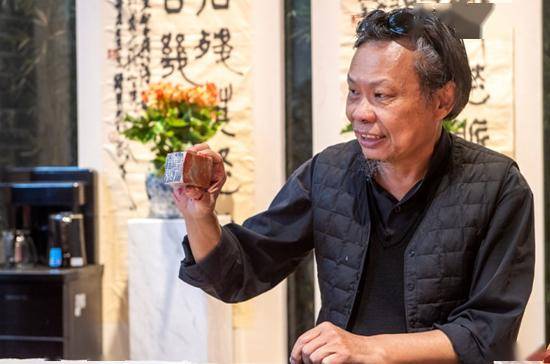 众人对钟国康把中国书法艺术与篆刻技艺完美地结合,创作出的作品如