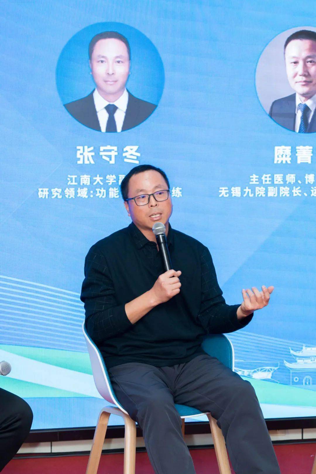 无锡市第九人民医院康复医学科主任王骏讲解跑步损伤防治的注意事项.