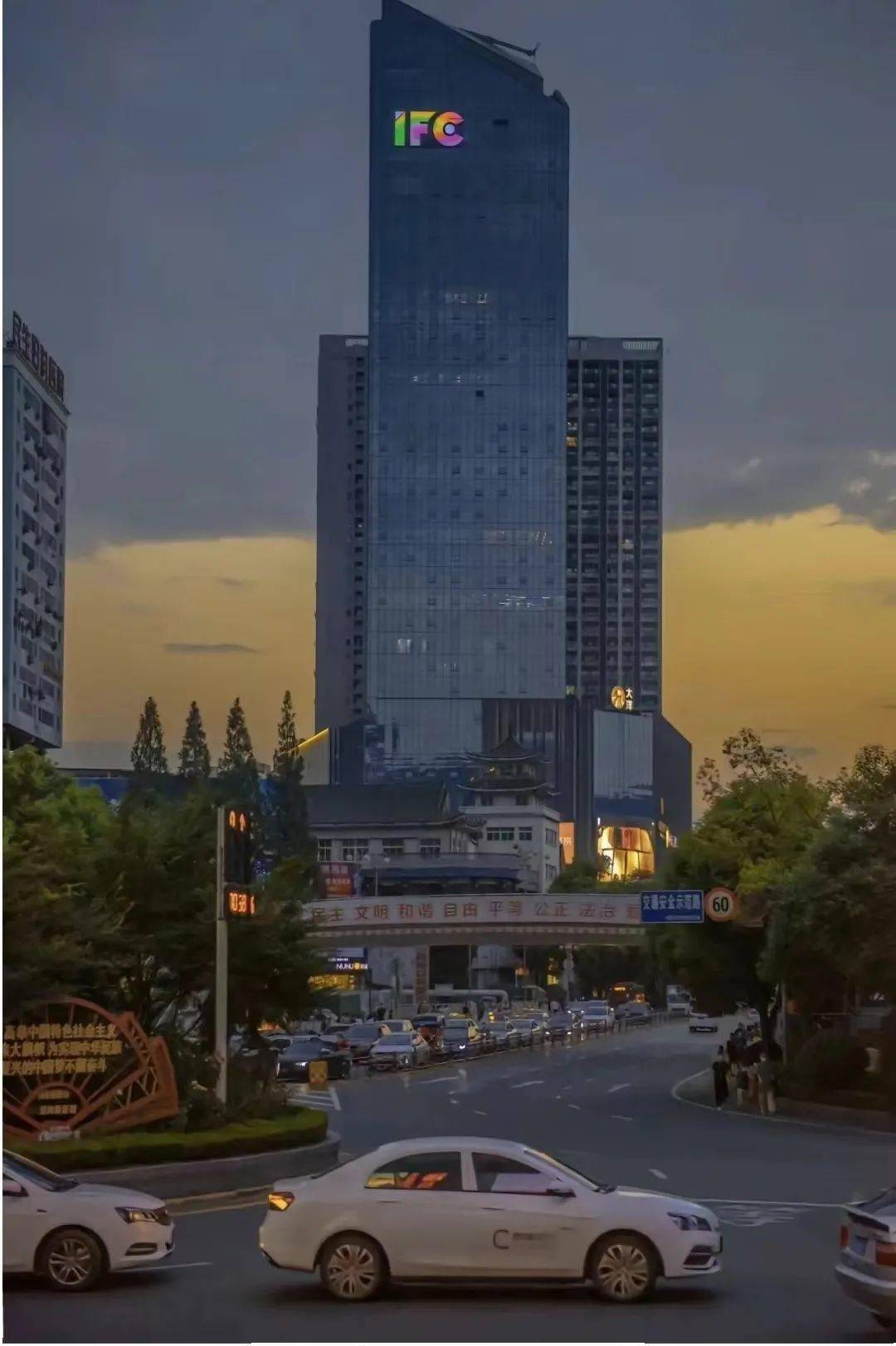 在十堰,除了万德国际酒店,还有不少酒店和商场都是美食的聚集地,火锅