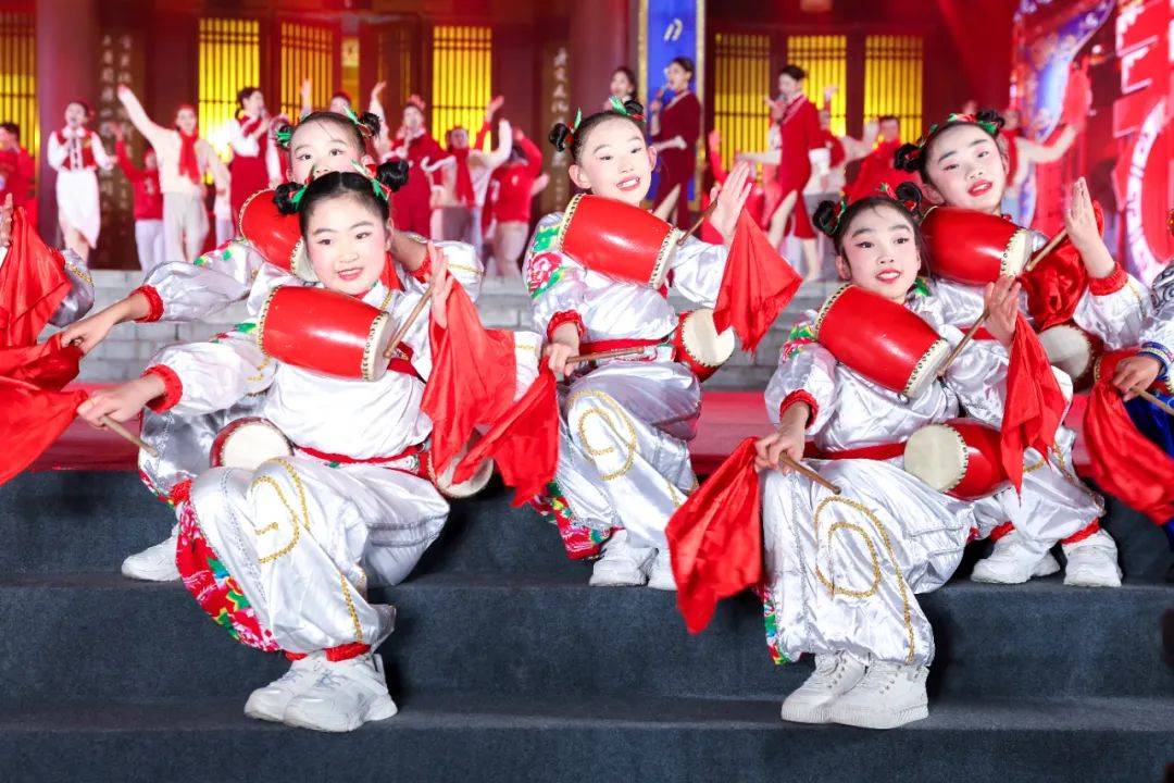 年》让热闹变狂欢点亮多元化舞台布景女团舞蹈《春节序曲》焕发新时