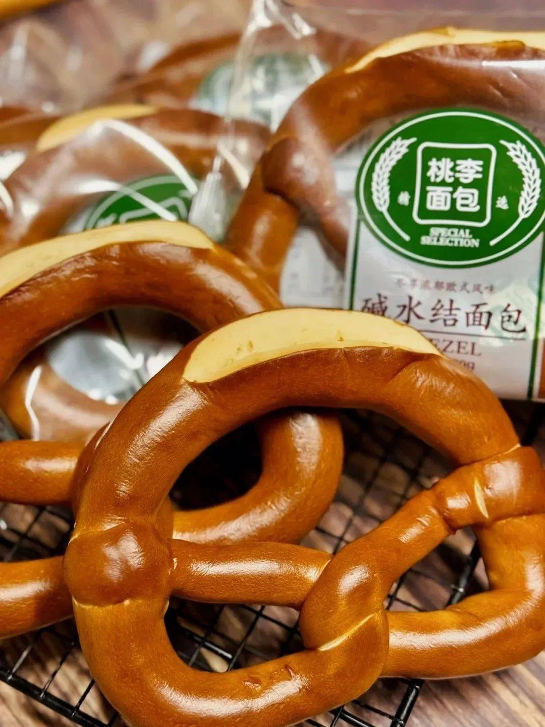好利来龙年限定酥品鲍师傅芋泥蛋挞还有泸溪河詹记桃李稻香村