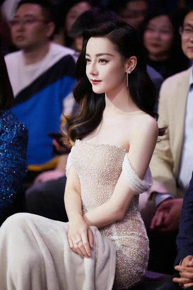 迪丽热巴才是"大号水蜜桃"穿深v长裙撑的有点满31岁女人味十足_身材