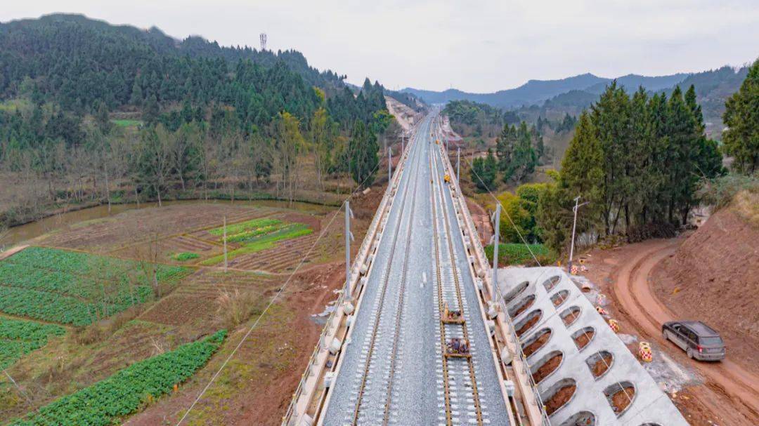 巴南高铁正线铺轨完成_巴中_南充_四川