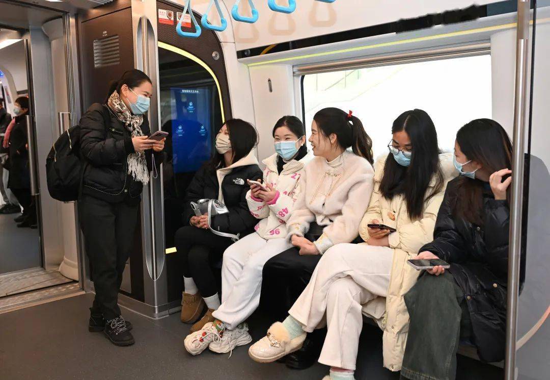 武鄂黄黄城际铁路"新城快线"今起公交化运营:一天开