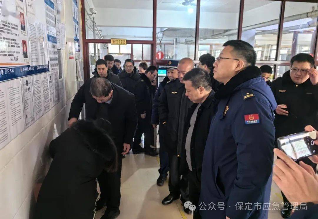 检查组人员先后来到白芙蓉小学,培京小学,实地检查教室,宿舍,食堂