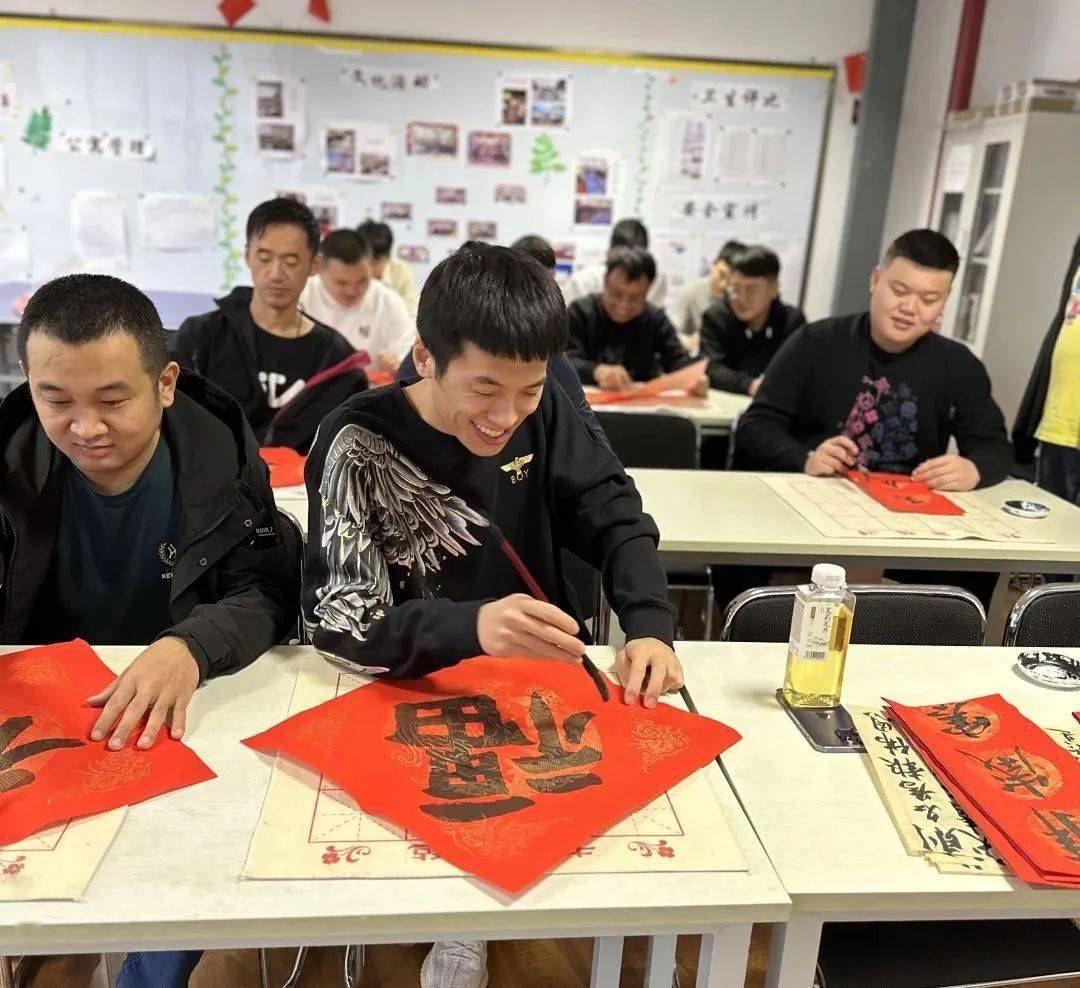 天滨公寓心艺轩书法社开展"迎新年 写春联 送祝福"活动_社团_文化