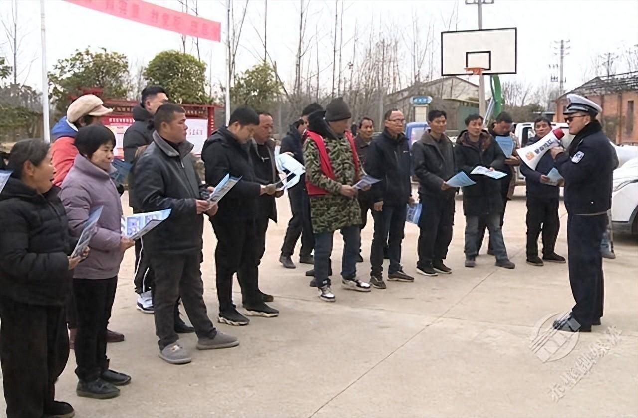 1月24日,赤壁市公安局交警大队组织民警到神山镇宋河村开展"美丽乡村