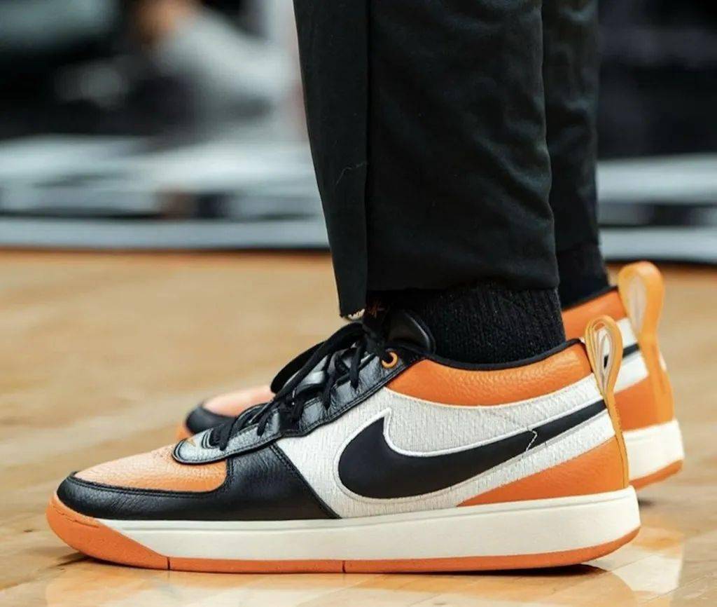 比如之前曝光过的 aj1 扣碎篮板 pe,以及布克致敬科比的紫色 kobe 4