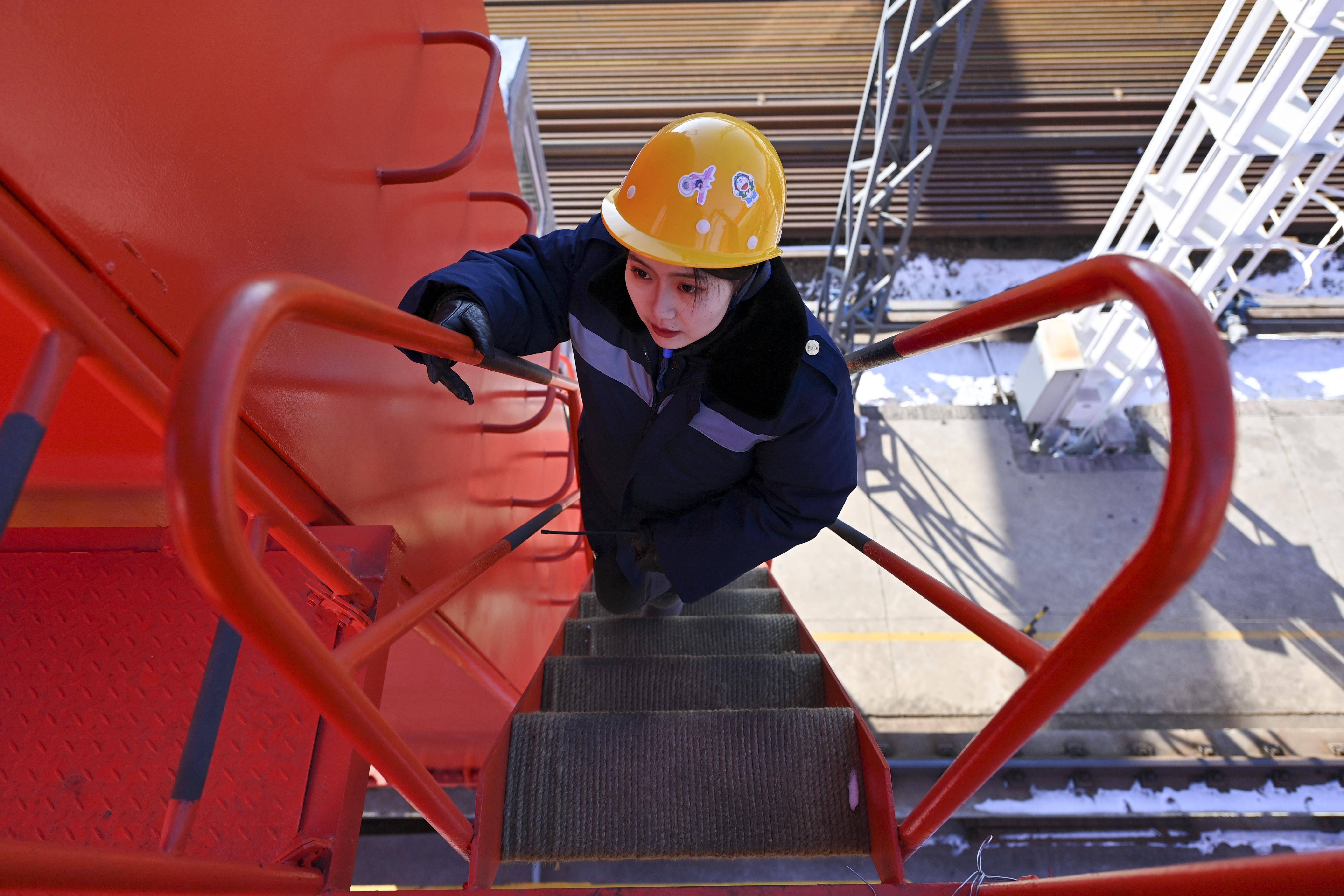 龙门吊女司机迎春运_代娇娇_杨晨光_山西大同