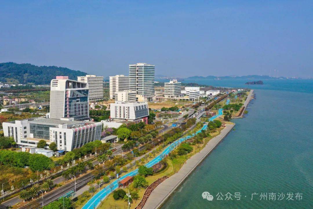 加上已開通的南沙大橋,虎門大橋,以及已開工建設的獅子洋通道,南沙從