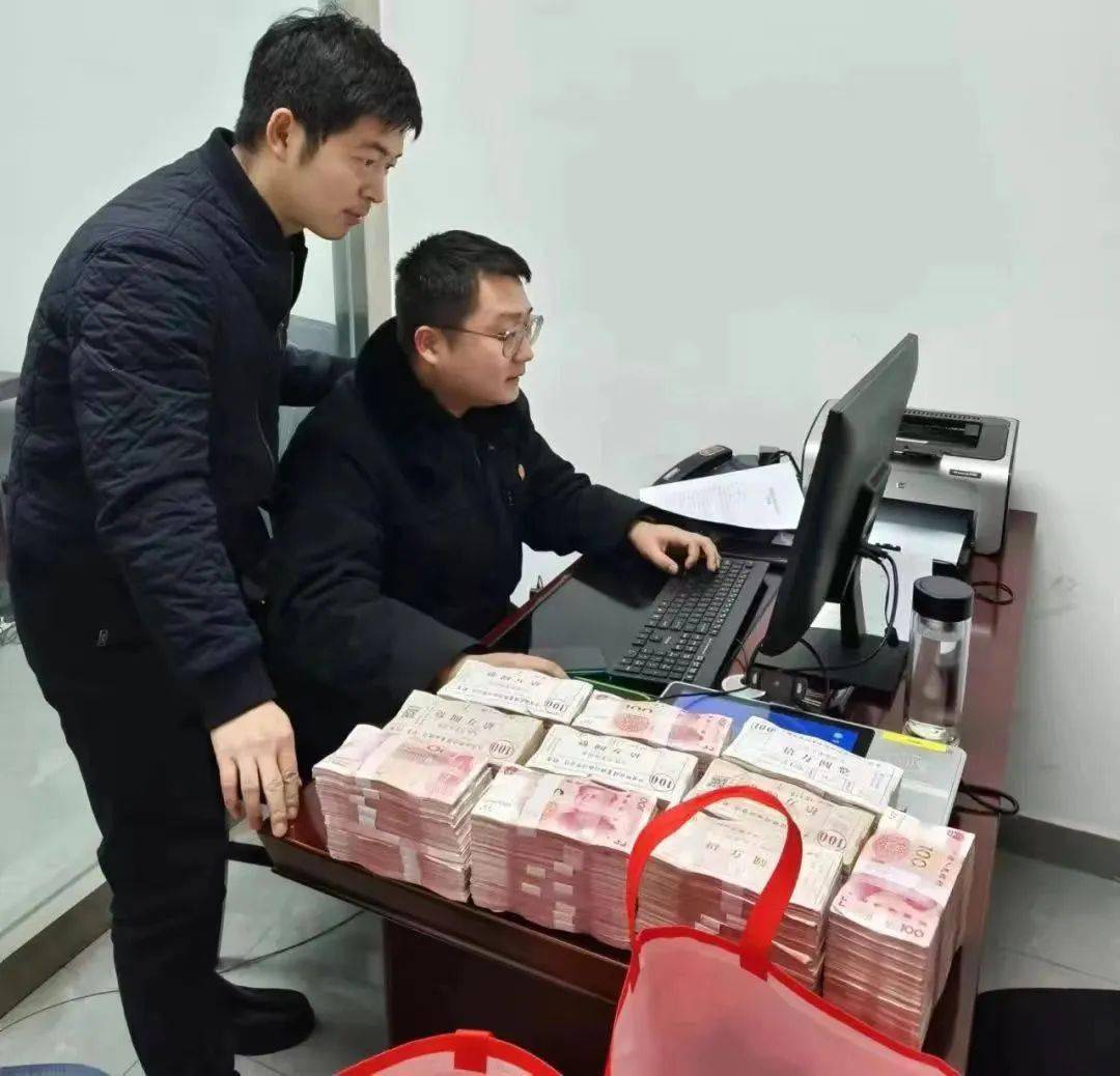 扬州男子带着百万现金,他要去