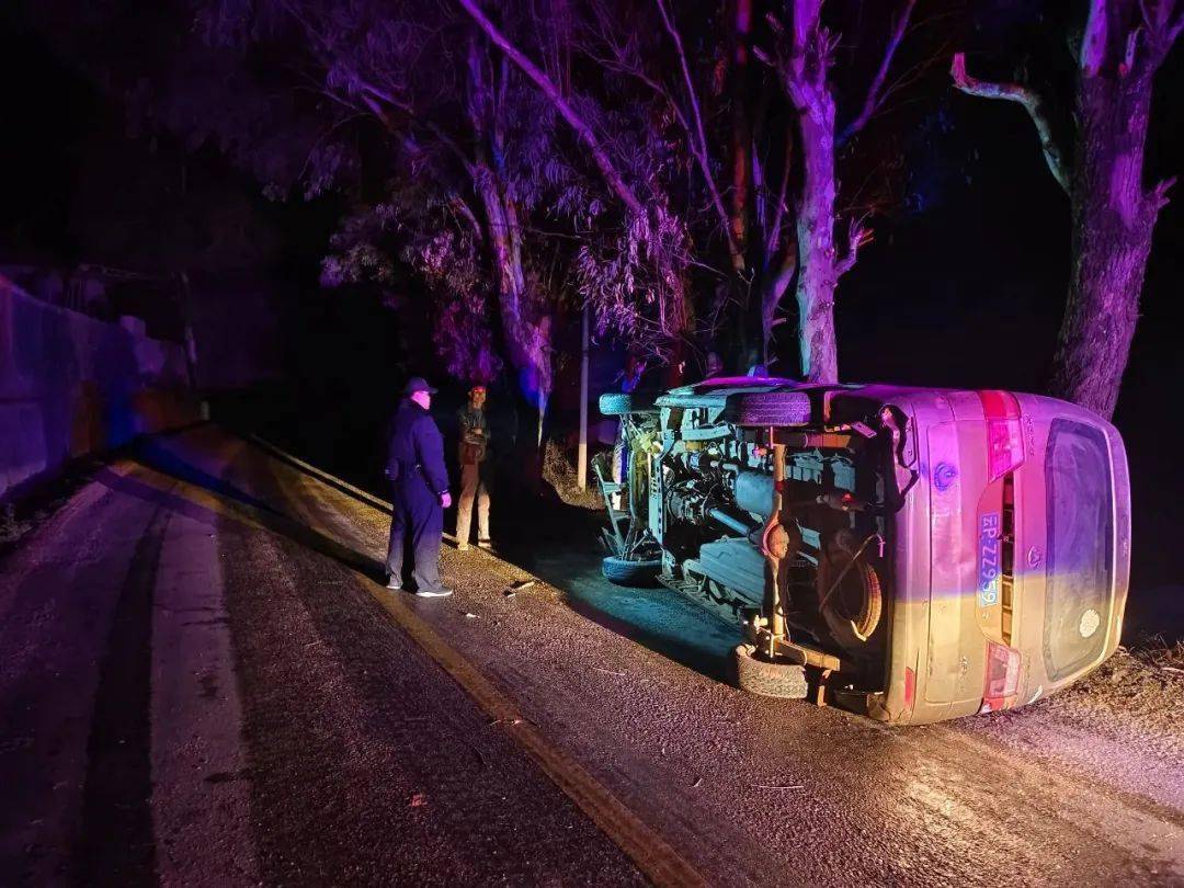 麗江一面包車側翻,兩人被困在車內卻不敢報警,原因竟