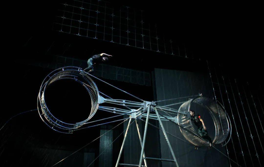 死亡轮高空中奔跑跳跃,全场观众不由屏住呼吸;力与美多组高难技巧,将