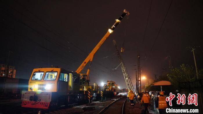 國鐵集團南寧局柳州供電段動力設備車間副主任蔣義平正指揮軌道車司機