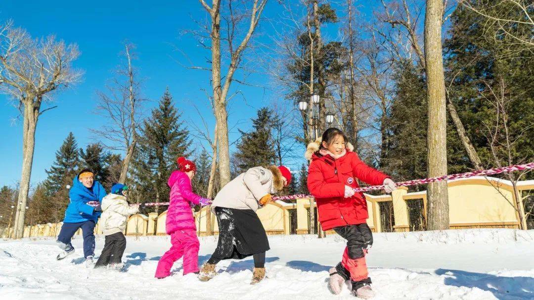 堆雪人雪上保齡球還有自制雪道滑雪,建堡壘,打雪仗,等趣味運動項目