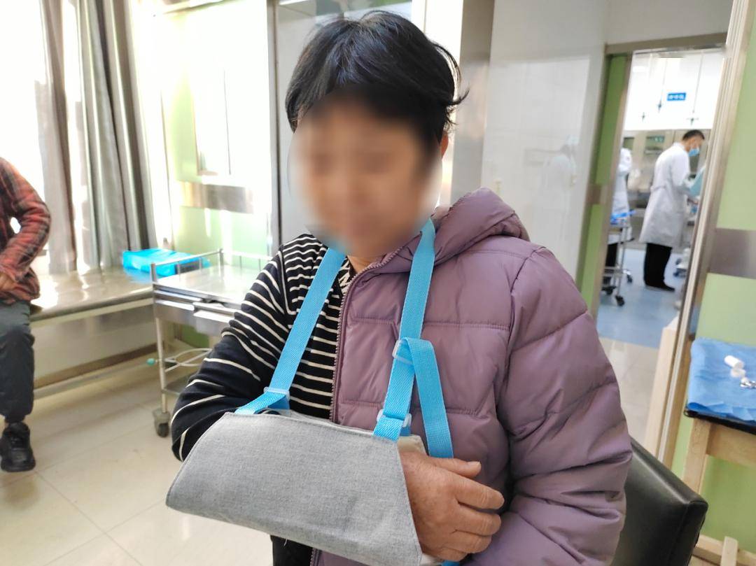 发现其为克雷氏骨折,凭借多年的临床经验,立即为患者采用手法整复夹板