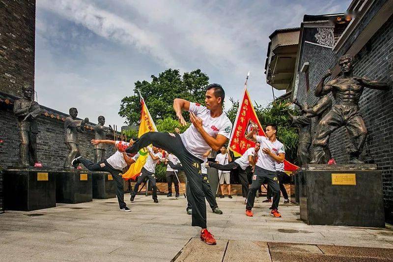 伍炳亮黃花梨藝博館位於台山市大江鎮,由著名傳統傢俱