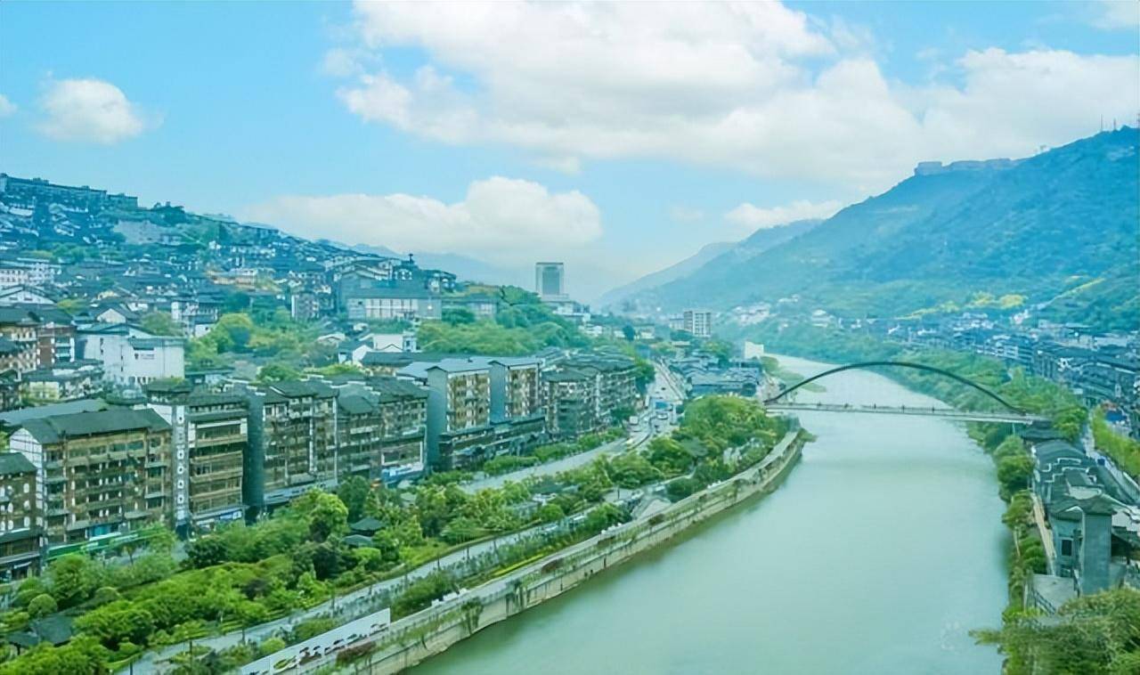 雲致雨的特殊局部氣候,同時又因山峰阻隔,與地理大環境大氣候區別開來