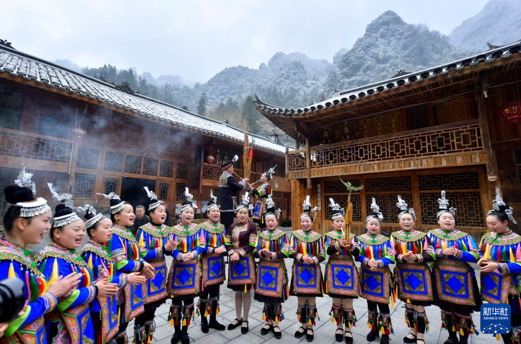 宋文摄)春节临近,在地处湖北省西部山区的宣恩县长潭河侗族乡两溪河村